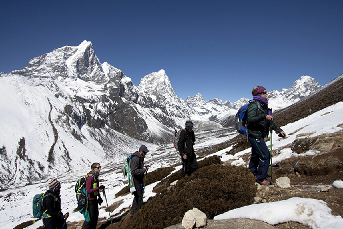 कोभिड संक्रमण सामान्य हुन थालेपछि बढ्यो पर्यटकको संख्या, दैनिक दुई हजार पर्यटक नेपाल भित्रिदै